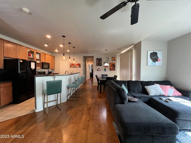 Building Photo - 2910 E Dunbar Dr