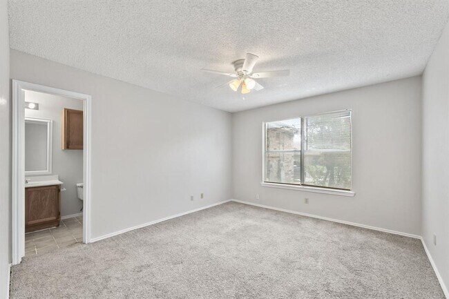 Building Photo - 6002 Parkwood Dr