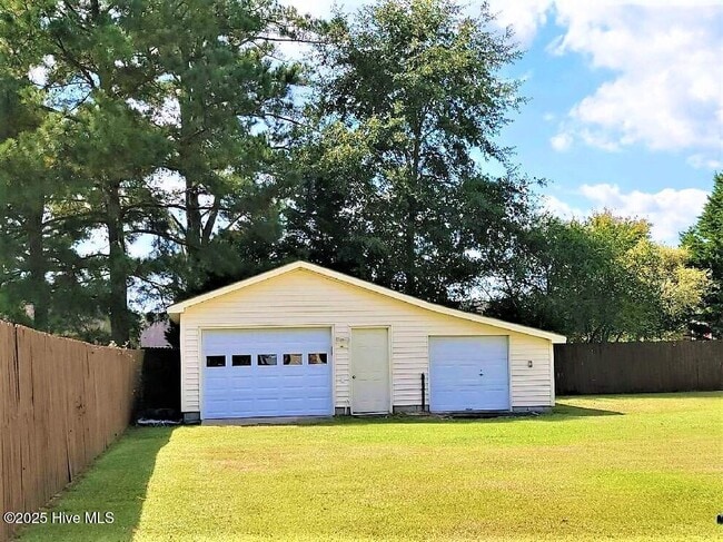 Building Photo - 304 Beech Ln