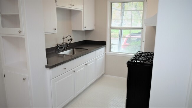 Building Photo - Spacious, modern, and bright! Love at first sight