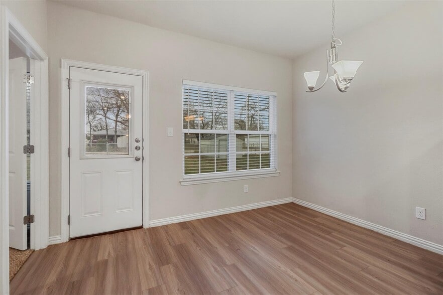 Building Photo - 731 W Morton St