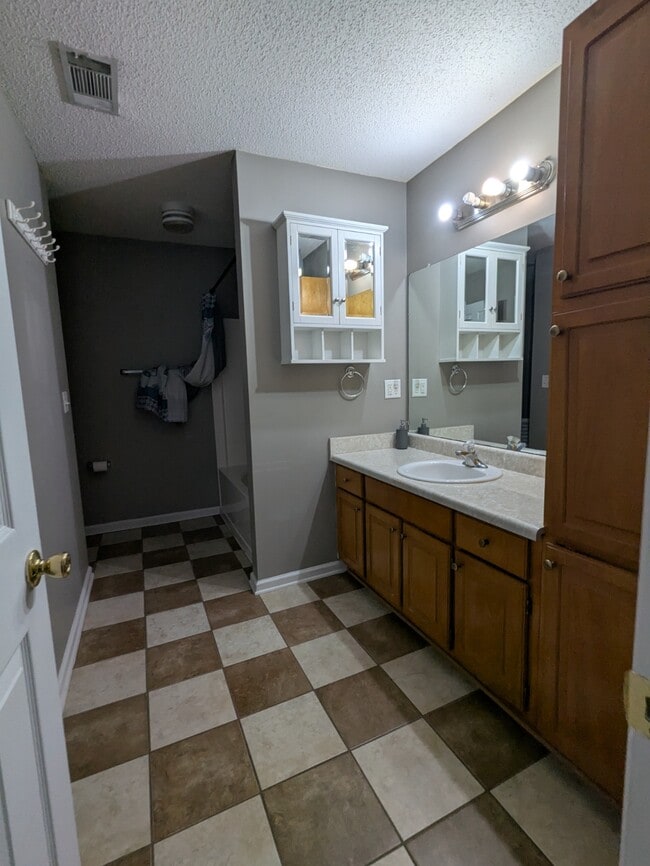 Building Photo - 1515 Hall Way