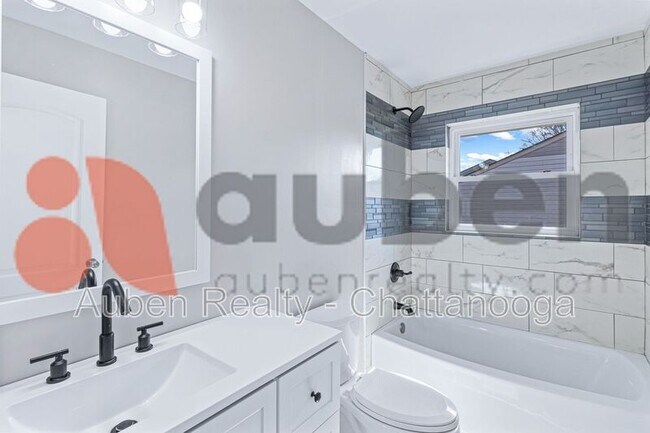 Building Photo - 4430 Lilac Ln