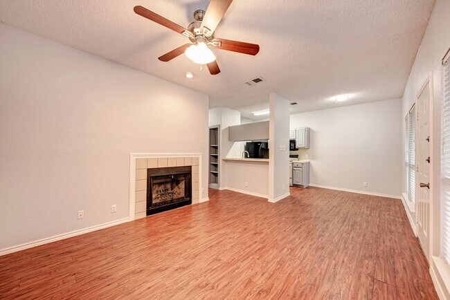 Building Photo - PRELEASE 8/15/2025 2 bed 2 bath
