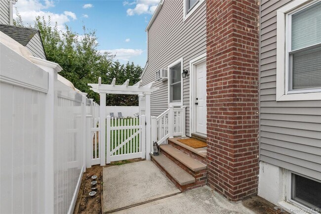 Building Photo - 11 Deauville Pkwy