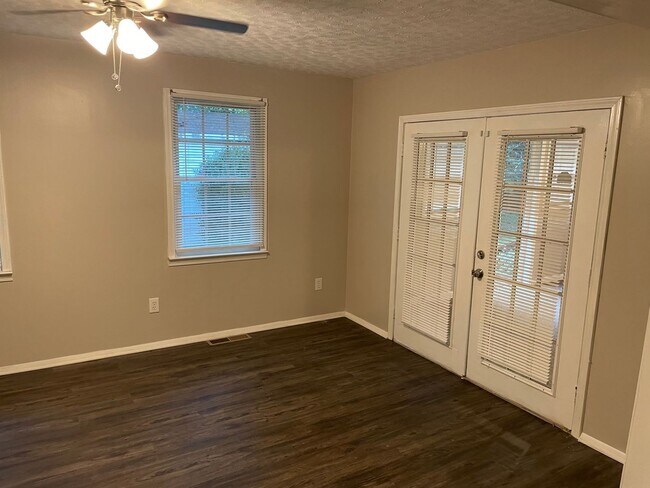 Building Photo - 8927 Cornell Dr