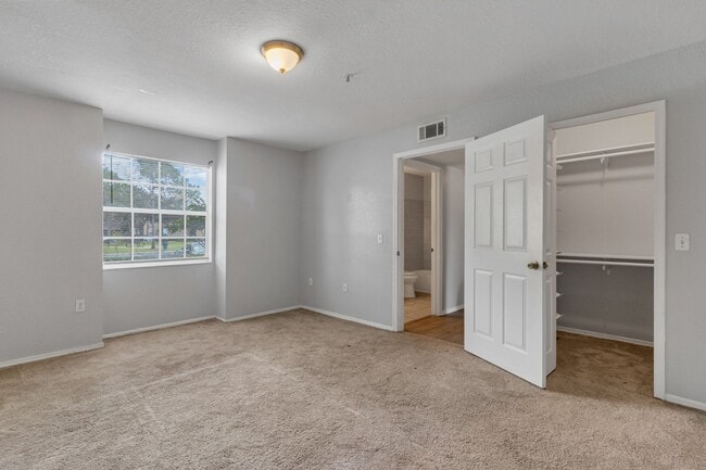 Building Photo - AVAILABLE ON 03/01/2026  Updated condo located in amazing location in Orlando!