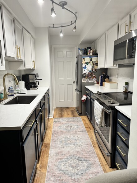 Kitchen - 6103 Essex House Sq