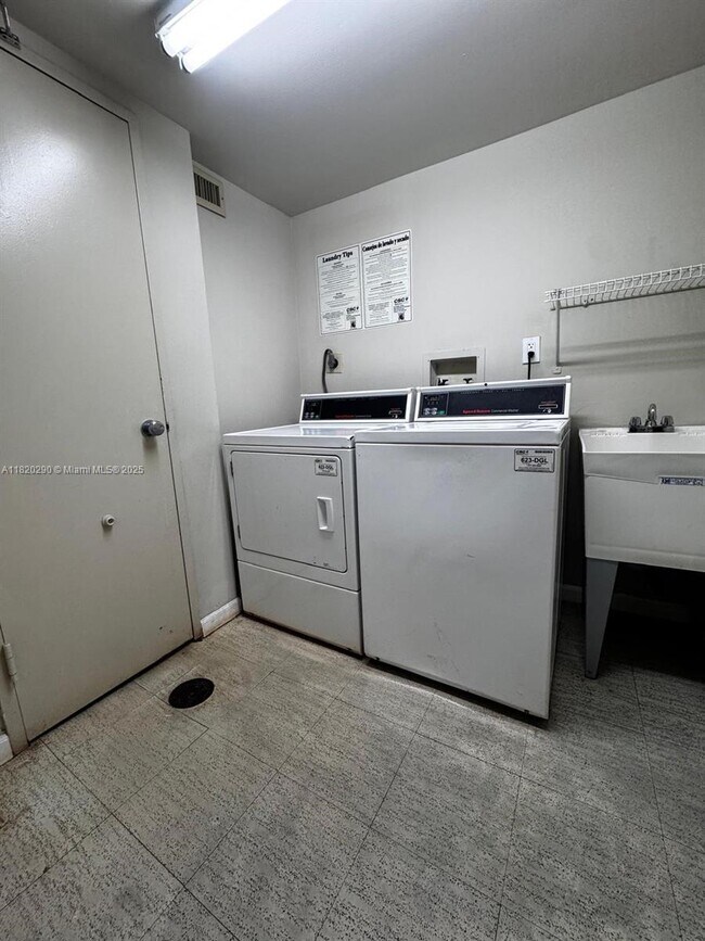 Building Photo - 20505 E Country Club Dr