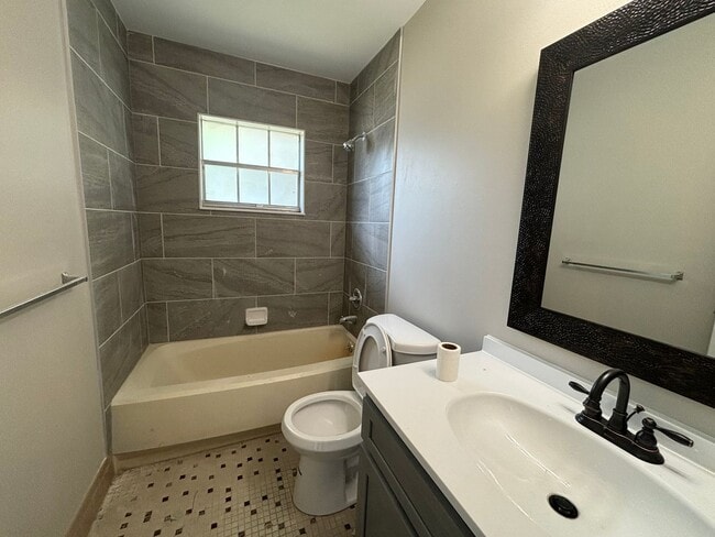 Building Photo - Bed 2 Bath, 2 car garage (SW Ocala/ Marion Oaks)