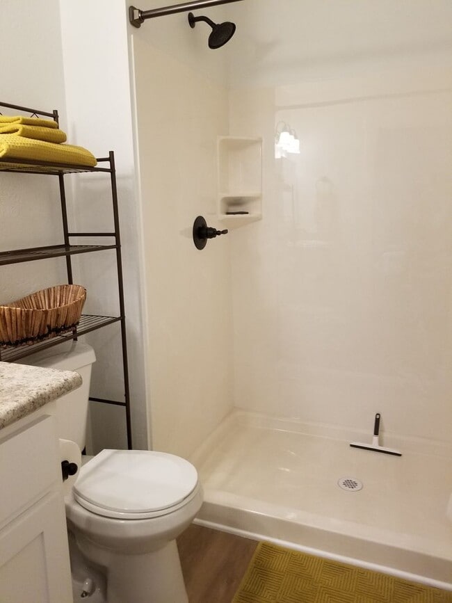 Building Photo - Newer two bedroom/two bath duplex | Availa...