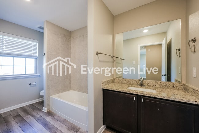 Building Photo - 1527 Mackinac Dr