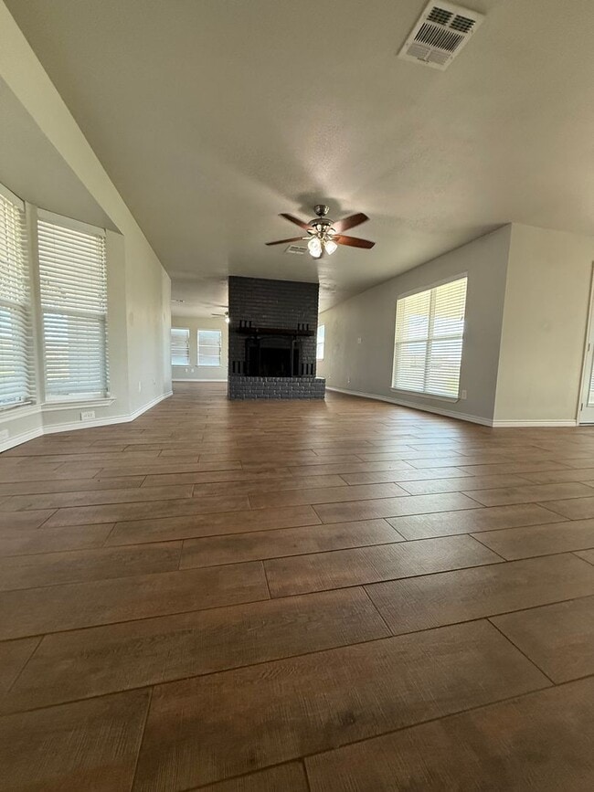 Building Photo - Beautiful modern farmhouse with 5 bedrooms...