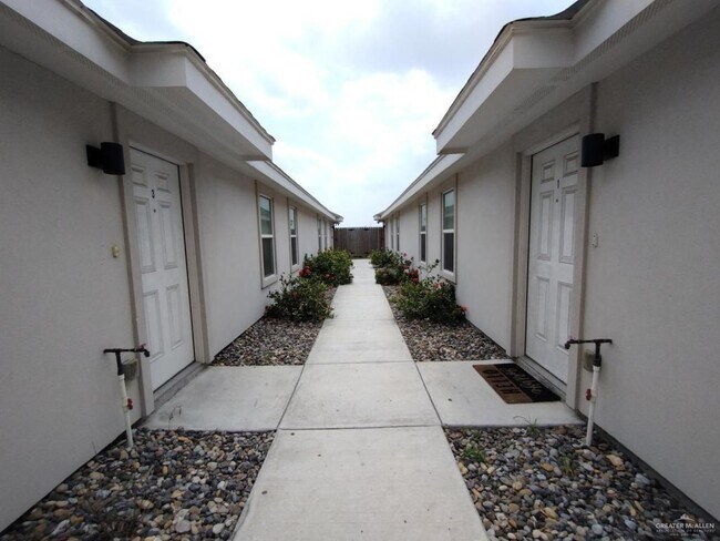 Building Photo - 7 Summerland Ln