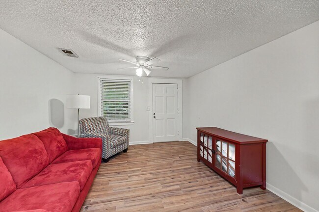 Building Photo - Comfortable 2BR / 1BA Home in Convenient North Charleston Location