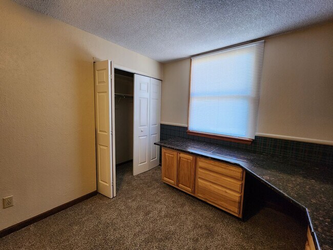 Building Photo - Beautiful 4 Bedroom Home on Cul Du Sac Wit...