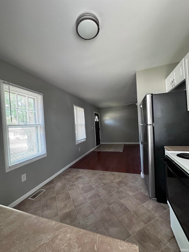 Building Photo - 3208 Wedeking Ave