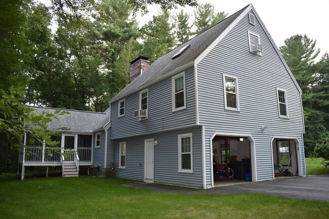 Building Photo - 25% off 1st months rent! Well maintained, 3 Bedroom single family home in lovely Westford neighbo...