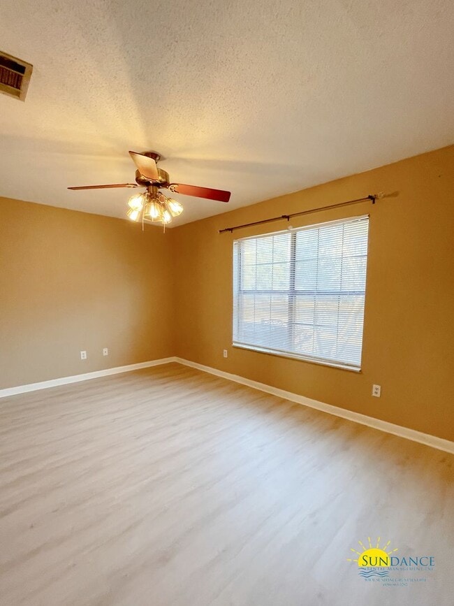 Building Photo - Beautifully Updated 2-Bedroom Duplex in Fort Walton Beach!