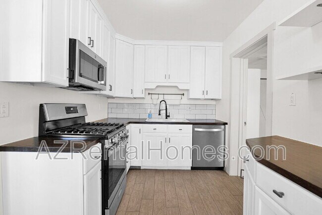 Building Photo - 5513 E Earll Dr