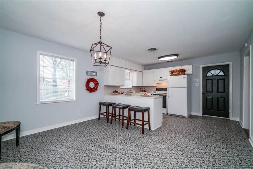 Kitchen - 812 Glencrest Ln
