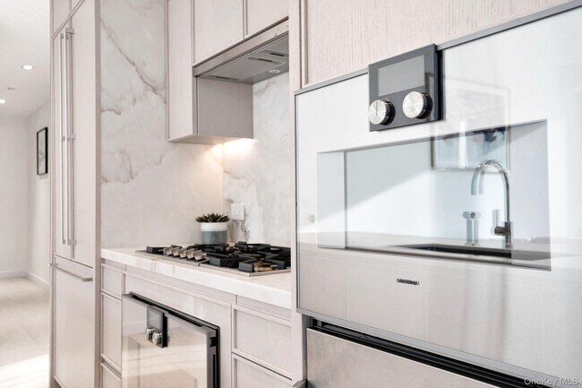 Building Photo - 138 E 50th St