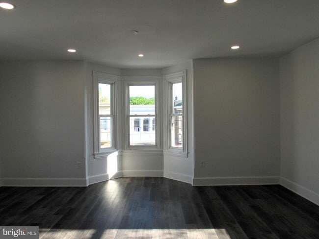 Building Photo - 704 Oak Ln