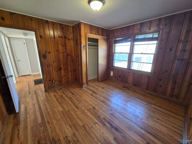 Building Photo - 2610 NW Oakwood Ave