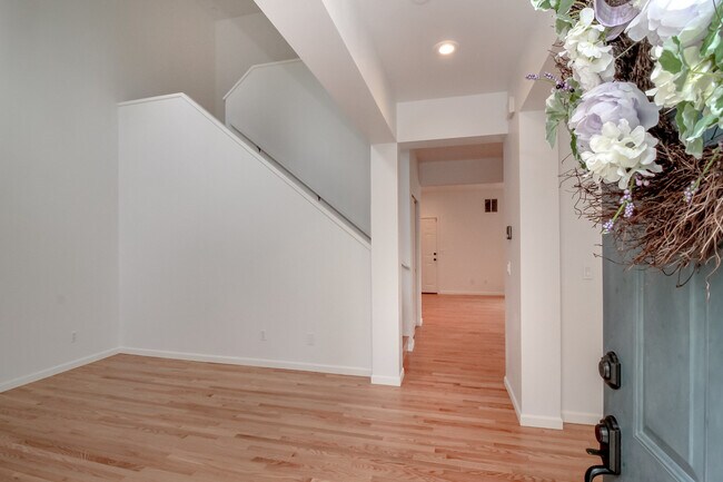 Building Photo - Beautiful Home on Bob's Hollow