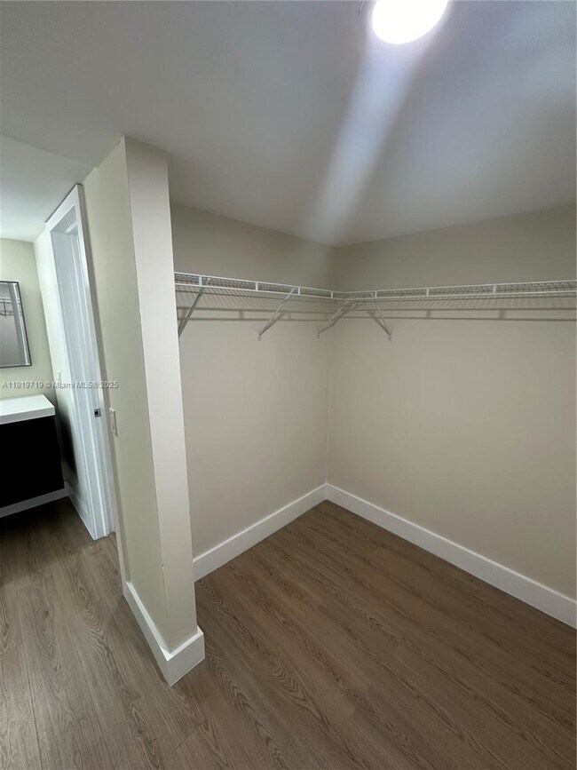 Building Photo - 10090 NW 80th Ct