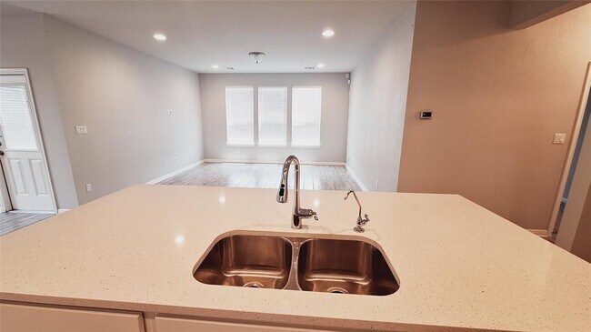 Building Photo - 124 Peruvian Ln