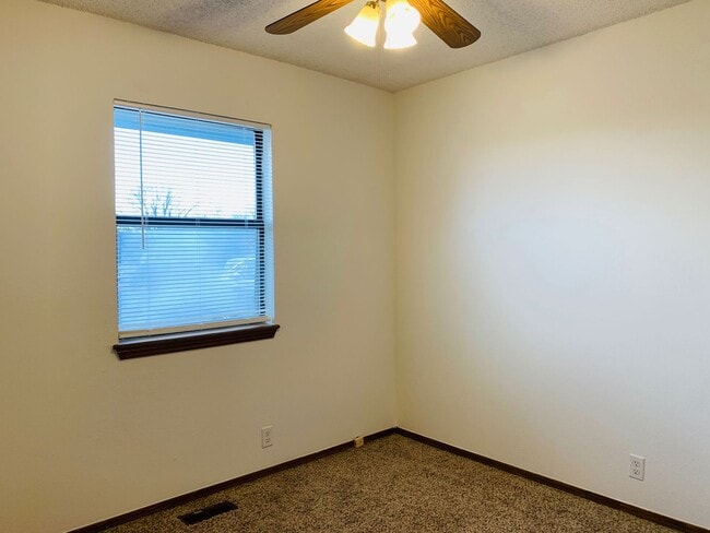 Building Photo - 3 Bed | 2 Bath | 2 Car Garage - Duplex - UNDER $1000 per month - Putnam City Schools
