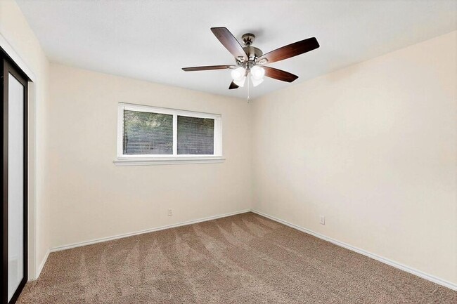 Building Photo - 3632 Venice Dr