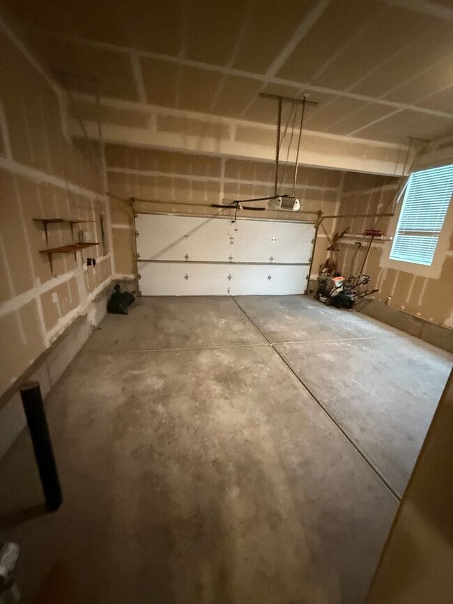 Building Photo - Beautiful Contemporary Home in Hillsboro