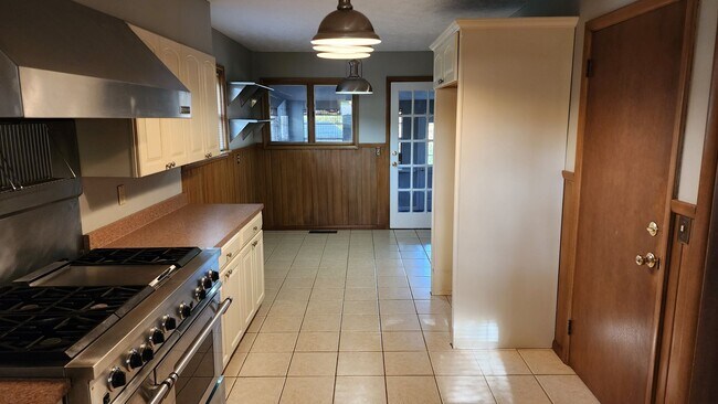 Building Photo - 3 BR Home Across From Country Club Golf Co...