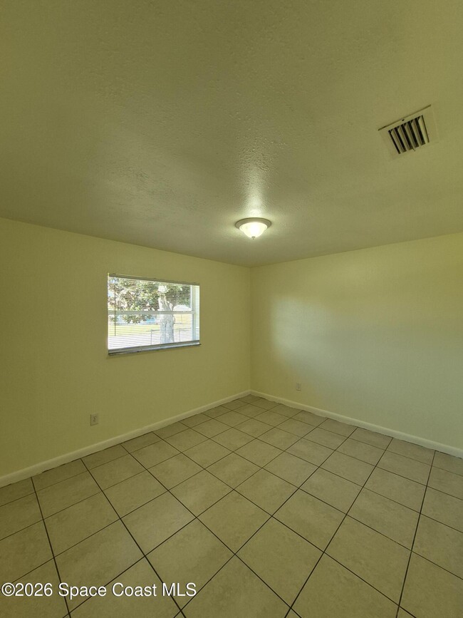 Building Photo - 819 Cedar Dr