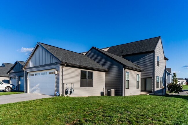 Building Photo - Stunning Single Family in Mechanicsburg