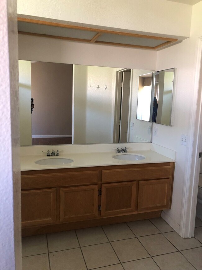 Building Photo - Gorgeous and Large  4 bedroom Custom Singl...
