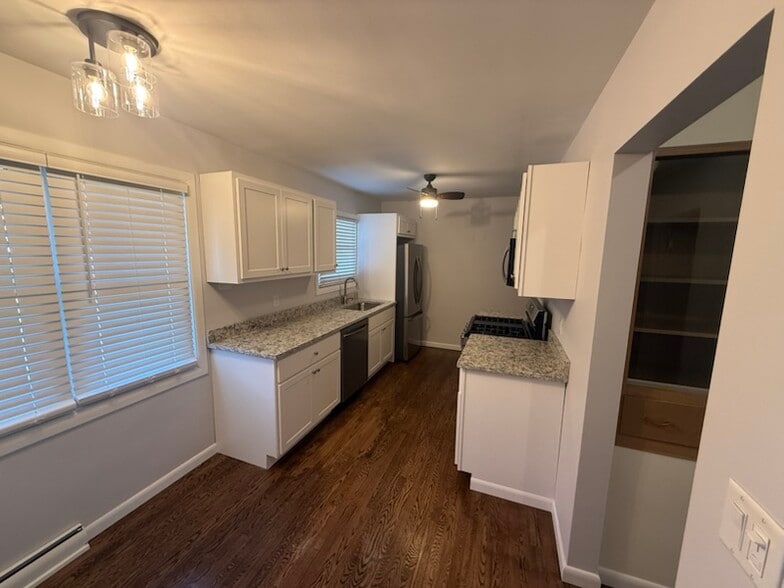 Building Photo - 1725 Elmwood Ln