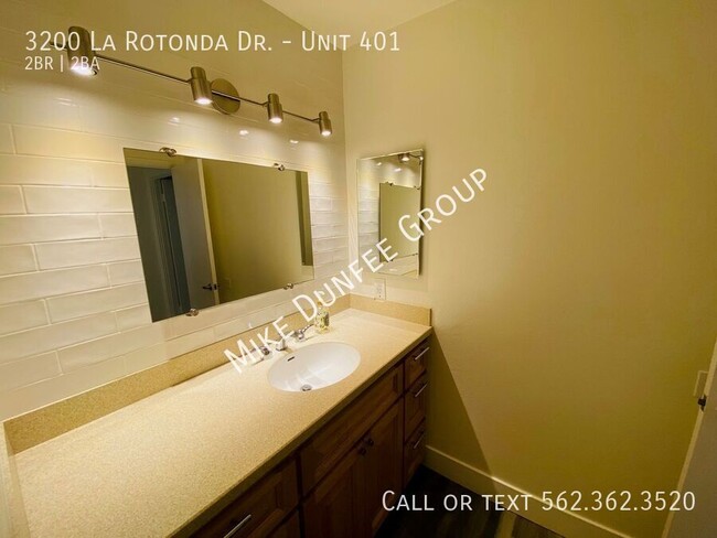 Building Photo - 3200 La Rotonda Dr