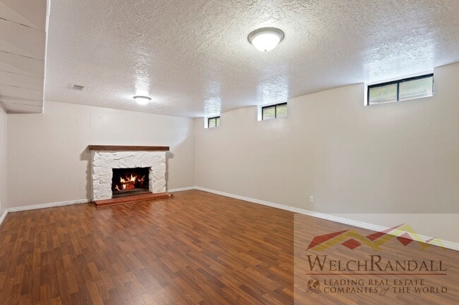 Building Photo - 3 Bedroom Layton Home