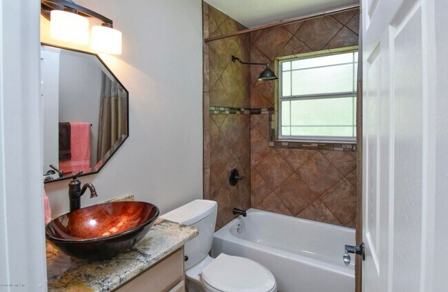 Building Photo - Stunning Home - Large Lot with 2 Car Garage!