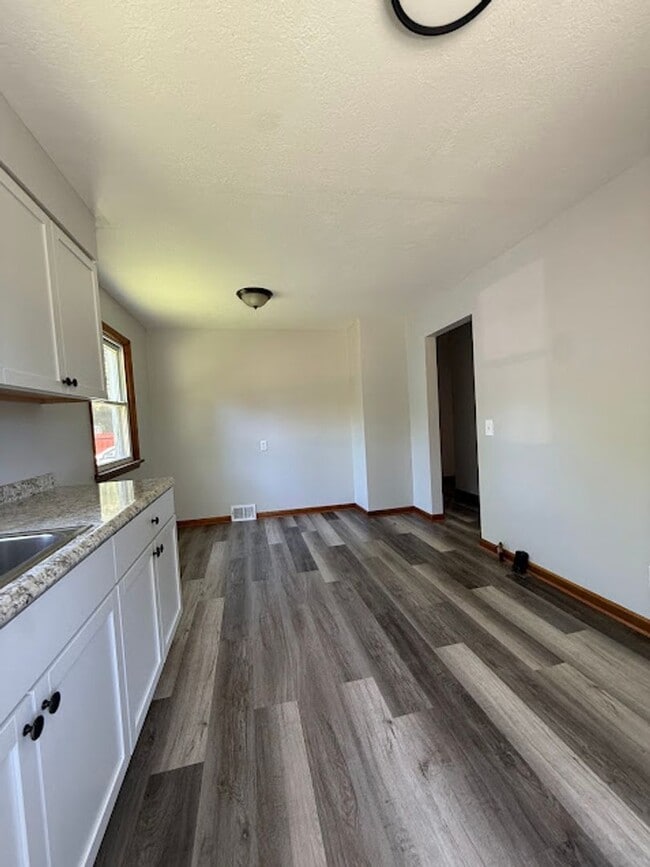 Building Photo - Two bedroom home with one car garage for rent - Canton NE