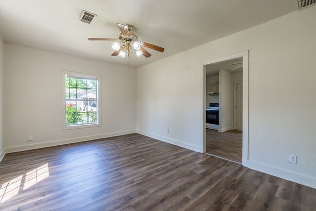 Building Photo - Cute two bedroom one bath (850 sf) home wi...