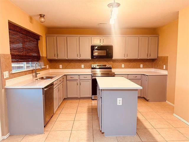 Building Photo - 2041 Hanakoa Falls Dr