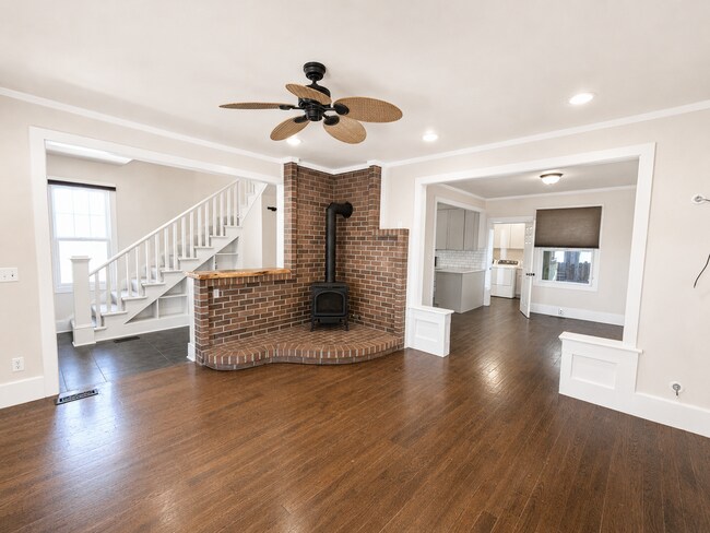 Building Photo - Heart of Bend Oasis: 3-Bedroom Home with Live-Edge Accents, New Carpet, and Fenced-In Parking