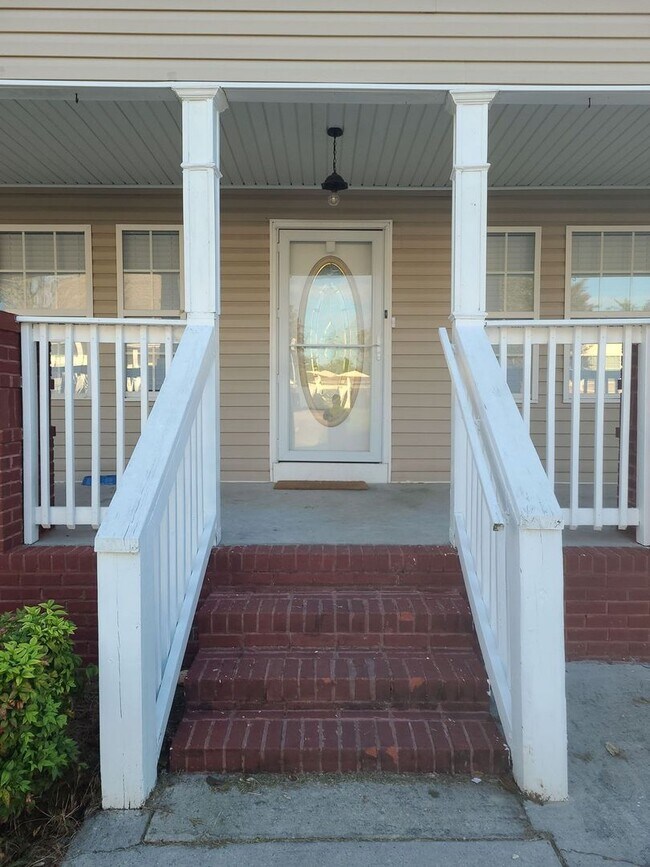 Building Photo - Newly Available 3 Bedroom 2 Bathroom in Do...