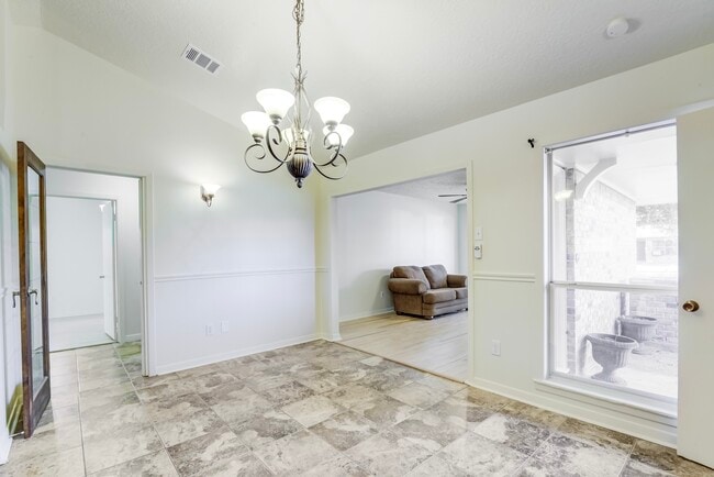 Building Photo - 3811 Bennett Dr