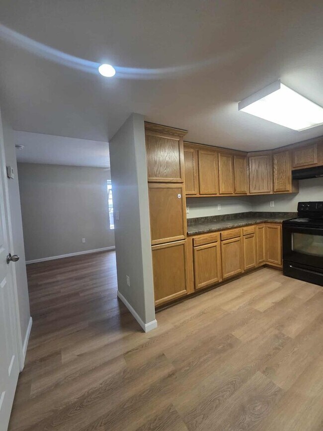 Building Photo - 936 W 8th St