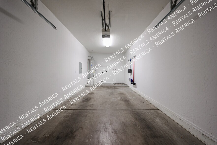 Building Photo - 2831 E Southern Ave